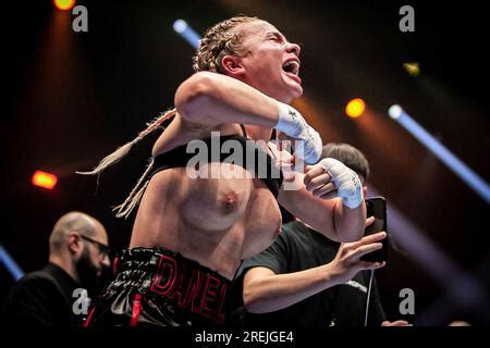 daniella flashes crowd|Kingpyn Boxing results: Daniella Hemsley flashes audience after。